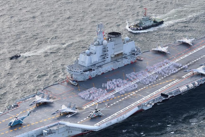 2017年7月7日,海军航母编队700余名官兵在辽宁舰飞行甲板上列队排成“香港你好”字样,以海军独有的方式向香港市民表示问候。 2017年7月7日,海军航母编队700余名官兵在辽宁舰飞行甲板上列队排成“香港你好”字样,以海军独有的方式向香港市民表示问候。