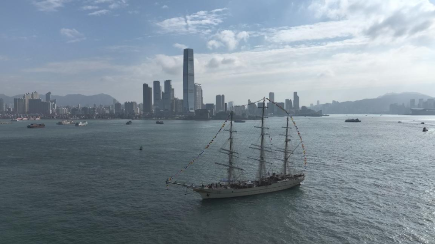 2024年11月18日,中国海军首艘风帆训练舰“破浪”号抵达香港。 2024年11月18日,中国海军首艘风帆训练舰“破浪”号抵达香港。