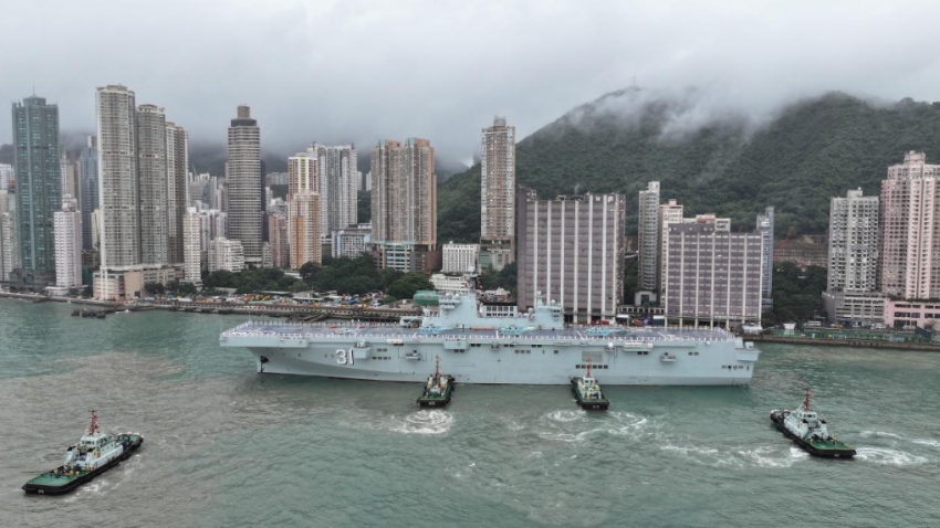 2024年11月21日,海军海南舰在香港招商局码头顺利靠泊。 2024年11月21日,海军海南舰在香港招商局码头顺利靠泊。
