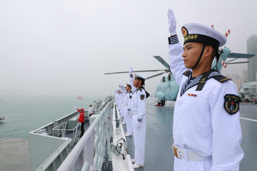 2024年11月21日,海军舰艇编队抵达香港,官兵们在甲板上整齐列队挥手示意。 2024年11月21日,海军舰艇编队抵达香港,官兵们在甲板上整齐列队挥手示意。