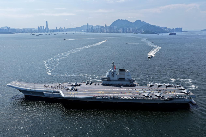 2025年7月4日,锚泊在香港维多利亚港的山东舰对香港青少年学生开放,参观者通过换乘的方式登舰(无人机照片)。 2025年7月4日,锚泊在香港维多利亚港的山东舰对香港青少年学生开放,参观者通过换乘的方式登舰(无人机照片)。