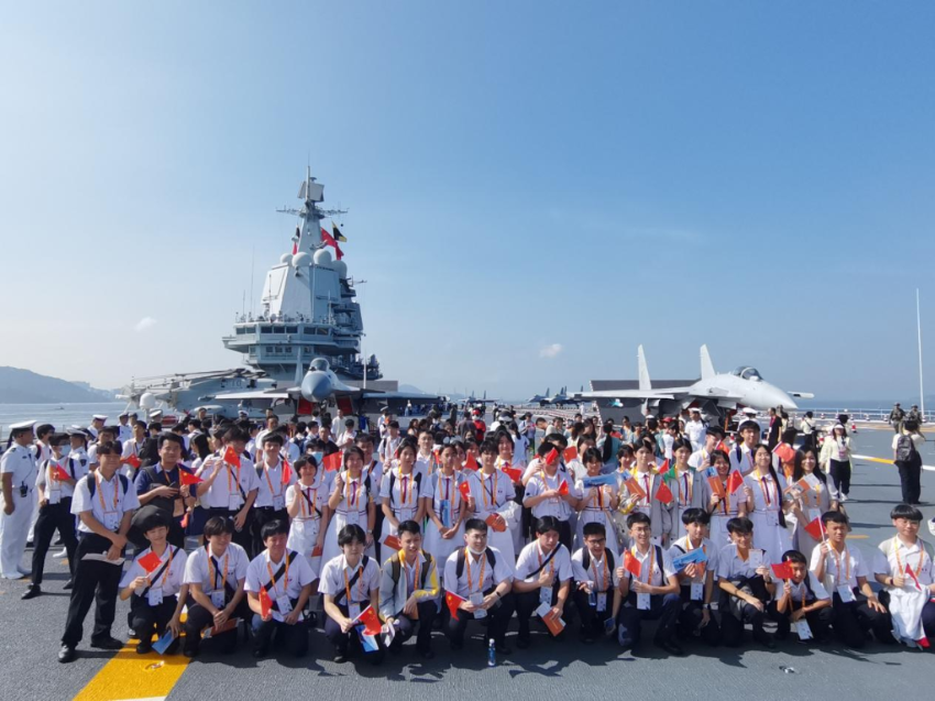 2025年7月4日,锚泊在维多利亚港的山东舰对香港青少年学生开放。这是中学生在飞行甲板上合影。 2025年7月4日,锚泊在维多利亚港的山东舰对香港青少年学生开放。这是中学生在飞行甲板上合影。