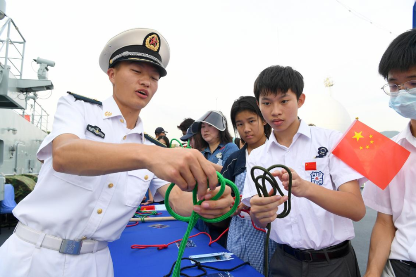 2025年9月30日,参加舰艇开放活动的香港学生在戚继光舰上学习打绳结。 2025年9月30日,参加舰艇开放活动的香港学生在戚继光舰上学习打绳结。