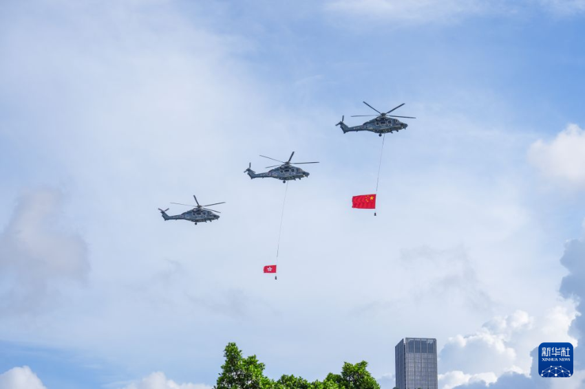 7月1日,香港特区政府在金紫荆广场举行升旗仪式,庆祝香港回归祖国29周年。这是分别悬挂中华人民共和国国旗、香港特区区旗的直升机从空中飞过。 7月1日,香港特区政府在金紫荆广场举行升旗仪式,庆祝香港回归祖国29周年。这是分别悬挂中华人民共和国国旗、香港特区区旗的直升机从空中飞过。