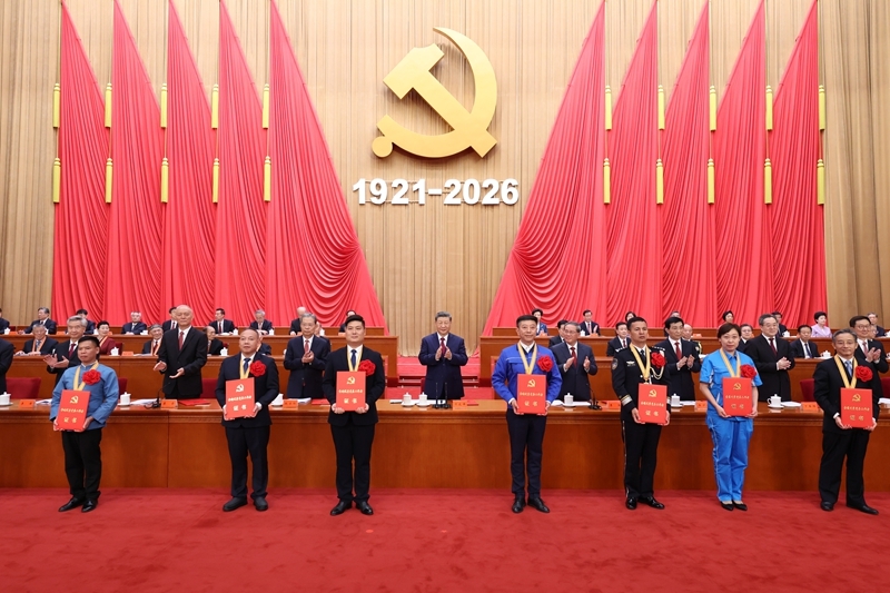7月1日上午，庆祝中国共产党成立105周年大会在北京人民大会堂隆重举行。这是习近平等党和国家领导人为受表彰的全国“两优一先”代表颁奖。图片来源：新华网