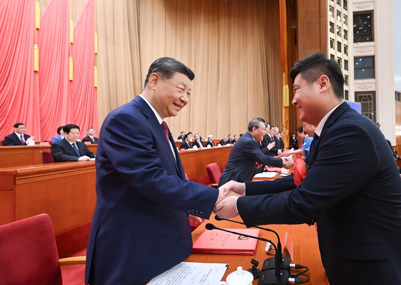 7月1日上午，庆祝中国共产党成立105周年大会在北京人民大会堂隆重举行。这是习近平等党和国家领导人为受表彰的全国“两优一先”代表颁奖。图片来源：新华网