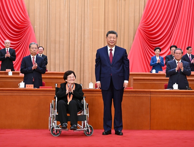7月1日上午，庆祝中国共产党成立105周年大会在北京人民大会堂隆重举行。中共中央总书记、国家主席、中央军委主席习近平向“七一勋章”获得者钟掘颁授勋章。图片来源：新华网