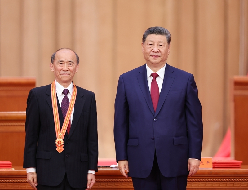 7月1日上午，庆祝中国共产党成立105周年大会在北京人民大会堂隆重举行。中共中央总书记、国家主席、中央军委主席习近平向“七一勋章”获得者马善祥颁授勋章。图片来源：新华网