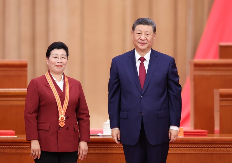 7月1日上午，庆祝中国共产党成立105周年大会在北京人民大会堂隆重举行。中共中央总书记、国家主席、中央军委主席习近平向“七一勋章”获得者吴亚琴颁授勋章。图片来源：新华网