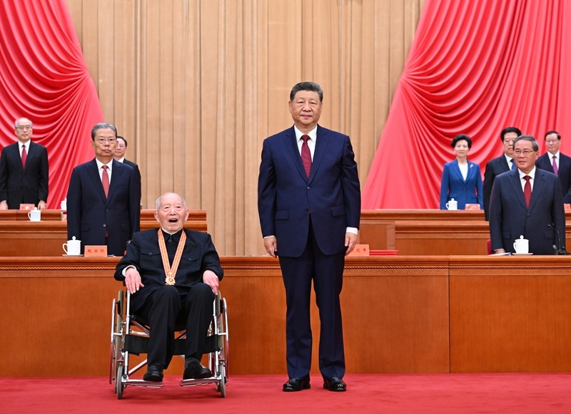 7月1日上午，庆祝中国共产党成立105周年大会在北京人民大会堂隆重举行。中共中央总书记、国家主席、中央军委主席习近平向“七一勋章”获得者王於昌颁授勋章。图片来源：新华网