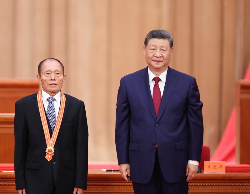7月1日上午，庆祝中国共产党成立105周年大会在北京人民大会堂隆重举行。中共中央总书记、国家主席、中央军委主席习近平向“七一勋章”获得者李连成颁授勋章。图片来源：新华网