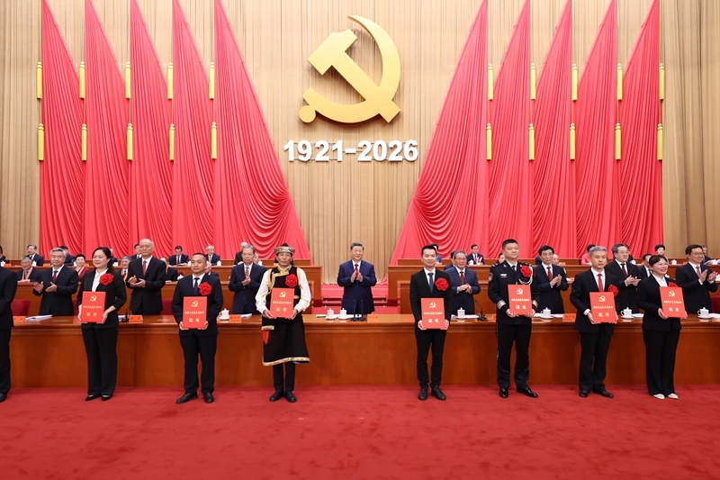 7月1日上午，庆祝中国共产党成立105周年大会在北京人民大会堂隆重举行。这是习近平等党和国家领导人为受表彰的全国“两优一先”代表颁奖。图片来源：新华网