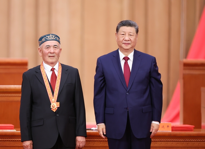 7月1日上午，庆祝中国共产党成立105周年大会在北京人民大会堂隆重举行。中共中央总书记、国家主席、中央军委主席习近平向“七一勋章”获得者吾哈斯·苏来曼颁授勋章。图片来源：新华网