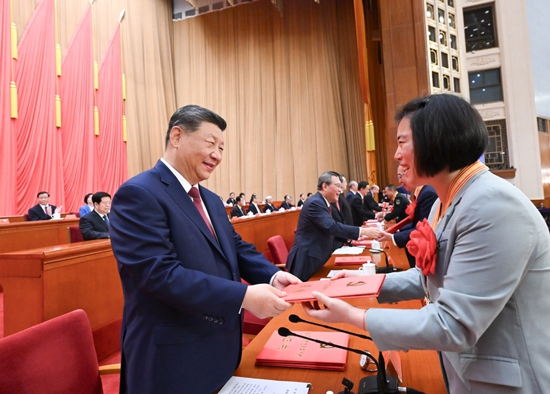 7月1日上午，庆祝中国共产党成立105周年大会在北京人民大会堂隆重举行。这是习近平等党和国家领导人为受表彰的全国“两优一先”代表颁奖。图片来源：新华网