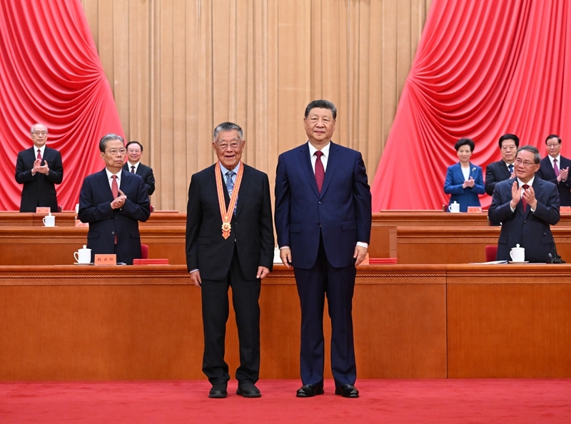 7月1日上午，庆祝中国共产党成立105周年大会在北京人民大会堂隆重举行。中共中央总书记、国家主席、中央军委主席习近平向“七一勋章”获得者赵亚夫颁授勋章。图片来源：新华网