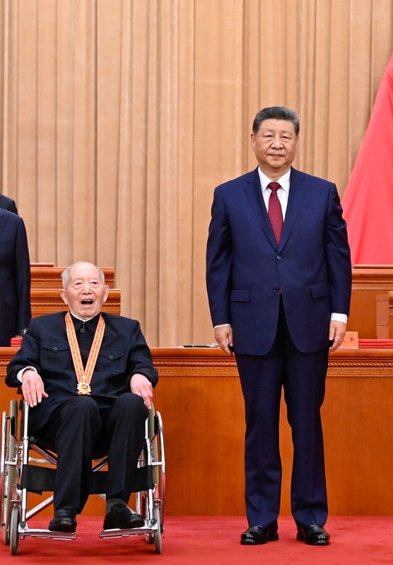 7月1日上午，庆祝中国共产党成立105周年大会在北京人民大会堂隆重举行。中共中央总书记、国家主席、中央军委主席习近平向“七一勋章”获得者王於昌颁授勋章。图片来源：新华网