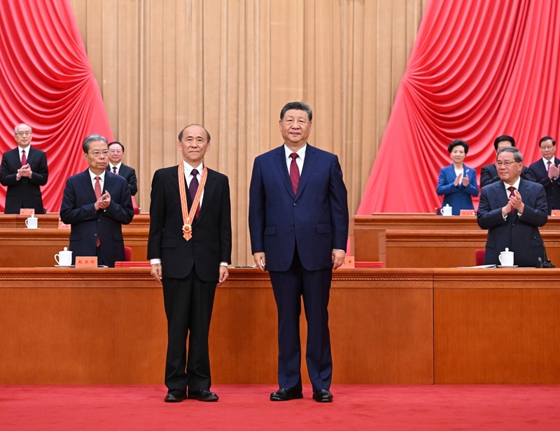 7月1日上午，庆祝中国共产党成立105周年大会在北京人民大会堂隆重举行。中共中央总书记、国家主席、中央军委主席习近平向“七一勋章”获得者马善祥颁授勋章。图片来源：新华网