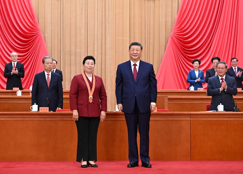 7月1日上午，庆祝中国共产党成立105周年大会在北京人民大会堂隆重举行。中共中央总书记、国家主席、中央军委主席习近平向“七一勋章”获得者吴亚琴颁授勋章。图片来源：新华网