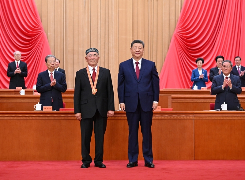 7月1日上午，庆祝中国共产党成立105周年大会在北京人民大会堂隆重举行。中共中央总书记、国家主席、中央军委主席习近平向“七一勋章”获得者吾哈斯·苏来曼颁授勋章。图片来源：新华网