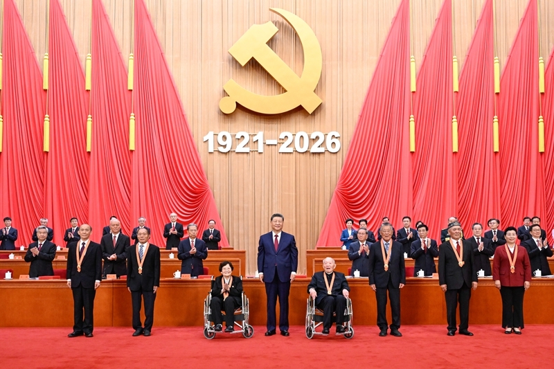7月1日上午，庆祝中国共产党成立105周年大会在北京人民大会堂隆重举行。中共中央总书记、国家主席、中央军委主席习近平向“七一勋章”获得者颁授勋章。图片来源：新华网