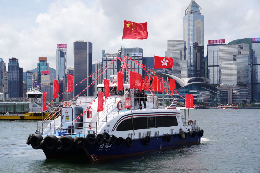 7月1日,渔船在香港维多利亚港巡游。 7月1日,渔船在香港维多利亚港巡游。