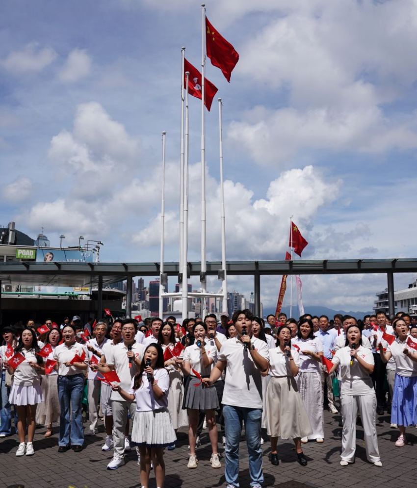 7月1日,在香港尖沙咀码头,中国石化等中资驻港单位员工与市民以爱国歌曲“快闪”共庆回归。 7月1日,在香港尖沙咀码头,中国石化等中资驻港单位员工与市民以爱国歌曲“快闪”共庆回归。