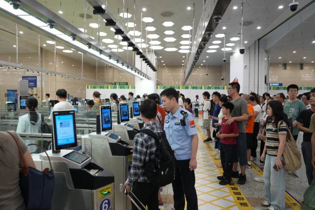 今年上半年经横琴口岸出入境旅客总量超1777万人次。