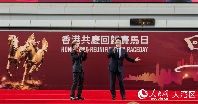 高音歌唱家张英席和香港歌手谭智辉同台演绎《东方之珠》。 高音歌唱家张英席和香港歌手谭智辉同台演绎《东方之珠》。