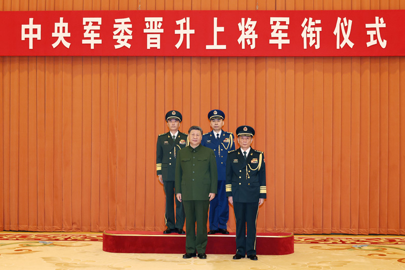 7月3日,中央军委晋升上将军衔仪式在北京八一大楼举行。中央军委主席习近平出席晋衔仪式。这是习近平等领导同志同晋升上将军衔的军官合影。图片来源:新华网 7月3日,中央军委晋升上将军衔仪式在北京八一大楼举行。中央军委主席习近平出席晋衔仪式。这是习近平等领导同志同晋升上将军衔的军官合影。图片来源:新华网