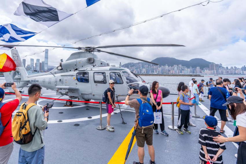 7月4日,在驻香港部队昂船洲军营码头,市民在海军南宁舰上参观。 7月4日,在驻香港部队昂船洲军营码头,市民在海军南宁舰上参观。