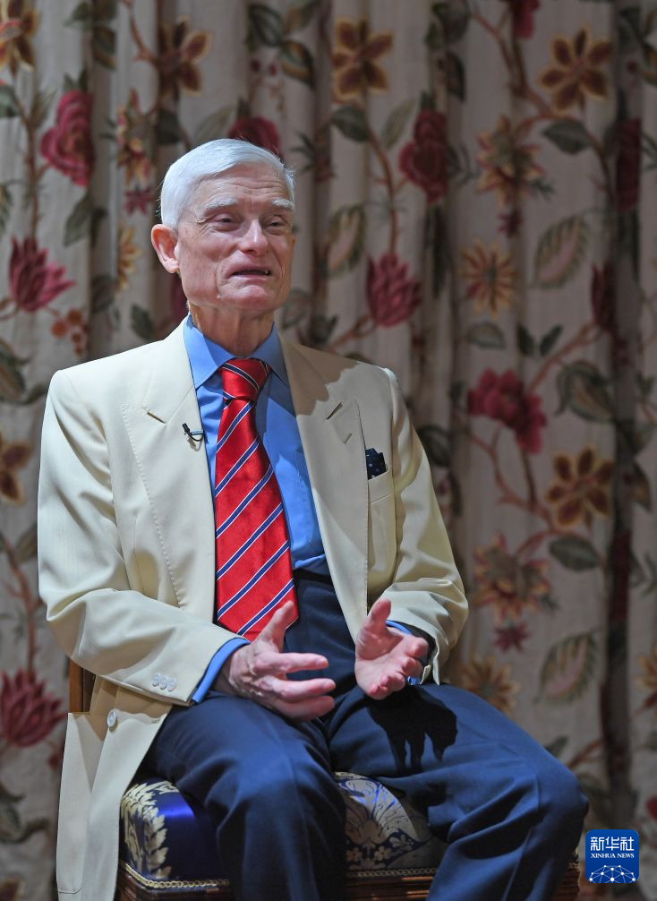 4月8日,英裔收藏家贺祈思接受记者采访。 4月8日,英裔收藏家贺祈思接受记者采访。