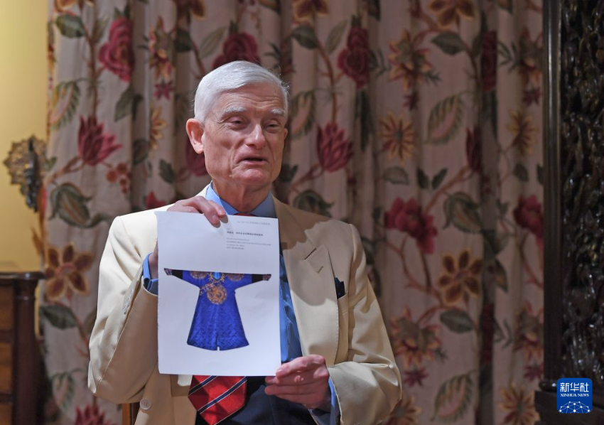 4月8日,英裔收藏家贺祈思接受记者采访。 4月8日,英裔收藏家贺祈思接受记者采访。