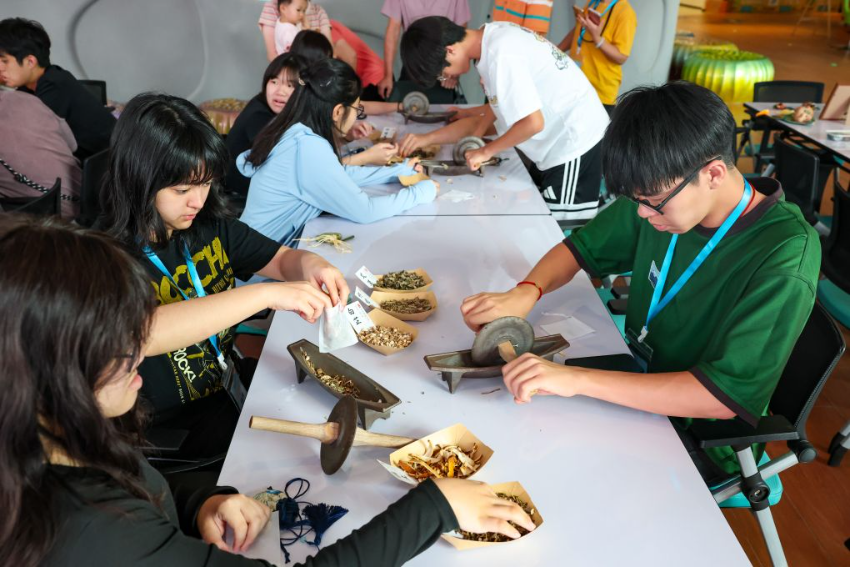 7月2日,学生在粤澳合作中医药科技产业园的中医药文化体验馆体验研磨药材。 7月2日,学生在粤澳合作中医药科技产业园的中医药文化体验馆体验研磨药材。