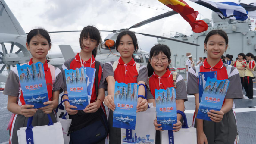 香港小学生在南宁舰上合影留念。 香港小学生在南宁舰上合影留念。