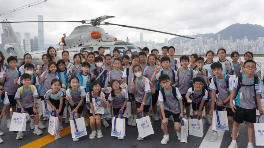 香港小学生在南宁舰上合影留念。 香港小学生在南宁舰上合影留念。