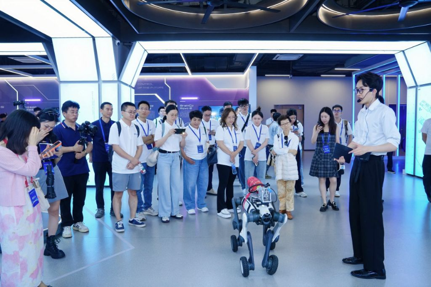 7月3日,参加“同心聚力 科创未来”2026港澳青年浙江行活动的港澳青年参观杭州人工智能小镇。 7月3日,参加“同心聚力 科创未来”2026港澳青年浙江行活动的港澳青年参观杭州人工智能小镇。