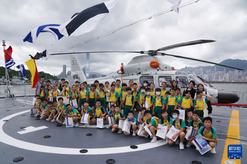 7月3日,在驻香港部队昂船洲军营码头,青少年学生在海军南宁舰上合影。 7月3日,在驻香港部队昂船洲军营码头,青少年学生在海军南宁舰上合影。