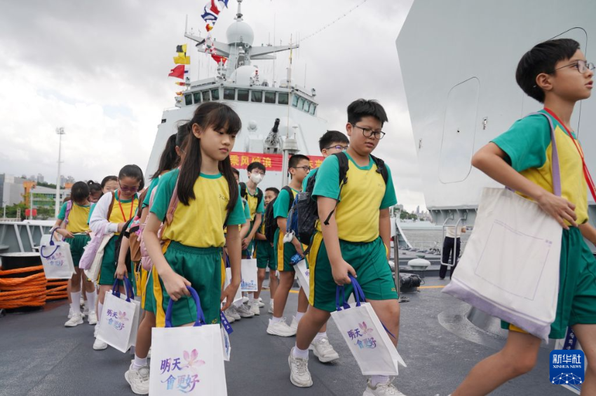 7月3日,在驻香港部队昂船洲军营码头,青少年学生参观海军南宁舰。 7月3日,在驻香港部队昂船洲军营码头,青少年学生参观海军南宁舰。