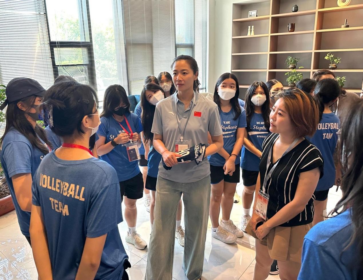 交流团学生与奥运冠军近距离深入交流。 交流团学生与奥运冠军近距离深入交流。