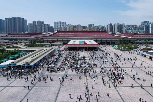 今年上半年,经拱北口岸出入境旅客量超6400万人次。 今年上半年,经拱北口岸出入境旅客量超6400万人次。