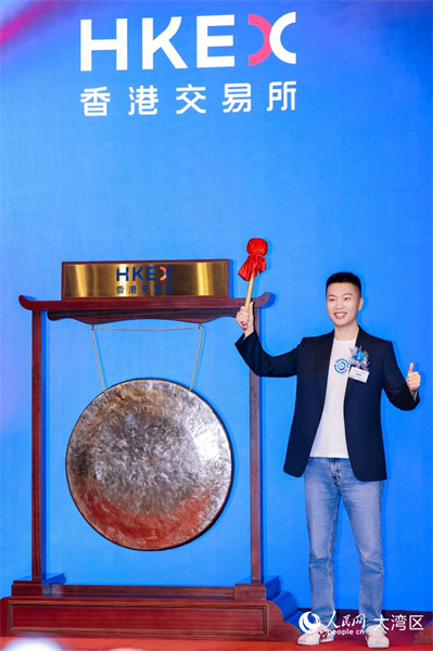 Momenta首席执行官曹旭东在上市仪式敲响铜锣。 Momenta首席执行官曹旭东在上市仪式敲响铜锣。