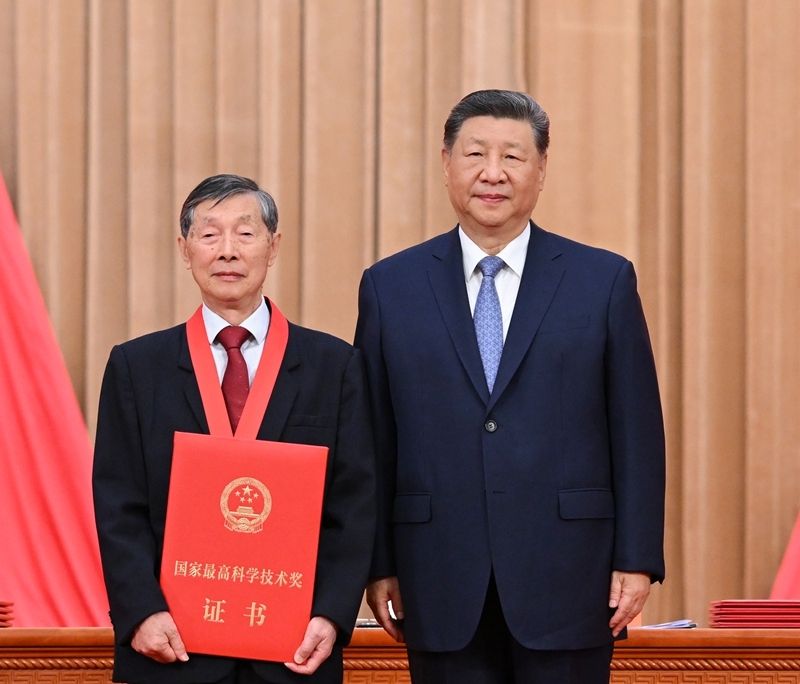 7月8日上午,国家科学技术奖励大会、中国科学院第二十二次院士大会和中国工程院第十八次院士大会、中国科学技术协会第十一次全国代表大会在北京人民大会堂隆重召开。中共中央总书记、国家主席、中央军委主席习近平向获得2025年度国家最高科学技术奖的中国科学院物理研究所陈立泉院士颁奖。图片来源:新华网 7月8日上午,国家科学技术奖励大会、中国科学院第二十二次院士大会和中国工程院第十八次院士大会、中国科学技术协会第十一次全国代表大会在北京人民大会堂隆重召开。中共中央总书记、国家主席、中央军委主席习近平向获得2025年度国家最高科学技术奖的中国科学院物理研究所陈立泉院士颁奖。图片来源:新华网