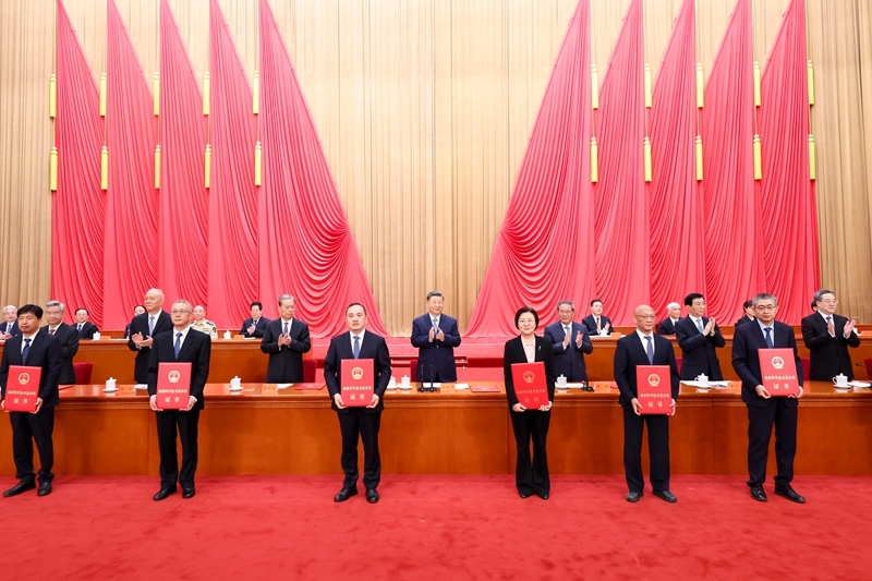 7月8日上午,国家科学技术奖励大会、中国科学院第二十二次院士大会和中国工程院第十八次院士大会、中国科学技术协会第十一次全国代表大会在北京人民大会堂隆重召开。这是习近平等党和国家领导人同两位最高奖获得者一道,为获得国家自然科学奖、国家技术发明奖、国家科学技术进步奖和中华人民共和国国际科学技术合作奖的代表颁发证书。图片来源:新华网 7月8日上午,国家科学技术奖励大会、中国科学院第二十二次院士大会和中国工程院第十八次院士大会、中国科学技术协会第十一次全国代表大会在北京人民大会堂隆重召开。这是习近平等党和国家领导人同两位最高奖获得者一道,为获得国家自然科学奖、国家技术发明奖、国家科学技术进步奖和中华人民共和国国际科学技术合作奖的代表颁发证书。图片来源:新华网