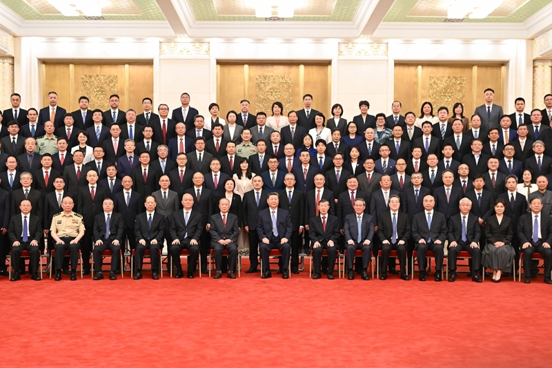 7月8日上午,国家科学技术奖励大会、中国科学院第二十二次院士大会和中国工程院第十八次院士大会、中国科学技术协会第十一次全国代表大会在北京人民大会堂隆重召开。会前,习近平等领导同志亲切会见国家科学技术奖获奖代表,并同大家合影留念。图片来源:新华网 7月8日上午,国家科学技术奖励大会、中国科学院第二十二次院士大会和中国工程院第十八次院士大会、中国科学技术协会第十一次全国代表大会在北京人民大会堂隆重召开。会前,习近平等领导同志亲切会见国家科学技术奖获奖代表,并同大家合影留念。图片来源:新华网