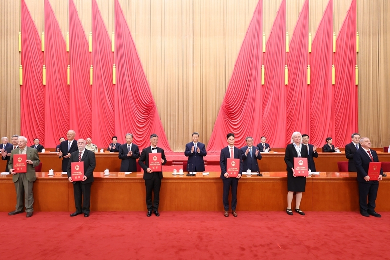 7月8日上午,国家科学技术奖励大会、中国科学院第二十二次院士大会和中国工程院第十八次院士大会、中国科学技术协会第十一次全国代表大会在北京人民大会堂隆重召开。这是习近平等党和国家领导人同两位最高奖获得者一道,为获得国家自然科学奖、国家技术发明奖、国家科学技术进步奖和中华人民共和国国际科学技术合作奖的代表颁发证书。图片来源:新华网 7月8日上午,国家科学技术奖励大会、中国科学院第二十二次院士大会和中国工程院第十八次院士大会、中国科学技术协会第十一次全国代表大会在北京人民大会堂隆重召开。这是习近平等党和国家领导人同两位最高奖获得者一道,为获得国家自然科学奖、国家技术发明奖、国家科学技术进步奖和中华人民共和国国际科学技术合作奖的代表颁发证书。图片来源:新华网