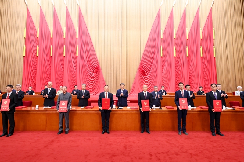 7月8日上午,国家科学技术奖励大会、中国科学院第二十二次院士大会和中国工程院第十八次院士大会、中国科学技术协会第十一次全国代表大会在北京人民大会堂隆重召开。这是习近平等党和国家领导人同两位最高奖获得者一道,为获得国家自然科学奖、国家技术发明奖、国家科学技术进步奖和中华人民共和国国际科学技术合作奖的代表颁发证书。图片来源:新华网 7月8日上午,国家科学技术奖励大会、中国科学院第二十二次院士大会和中国工程院第十八次院士大会、中国科学技术协会第十一次全国代表大会在北京人民大会堂隆重召开。这是习近平等党和国家领导人同两位最高奖获得者一道,为获得国家自然科学奖、国家技术发明奖、国家科学技术进步奖和中华人民共和国国际科学技术合作奖的代表颁发证书。图片来源:新华网