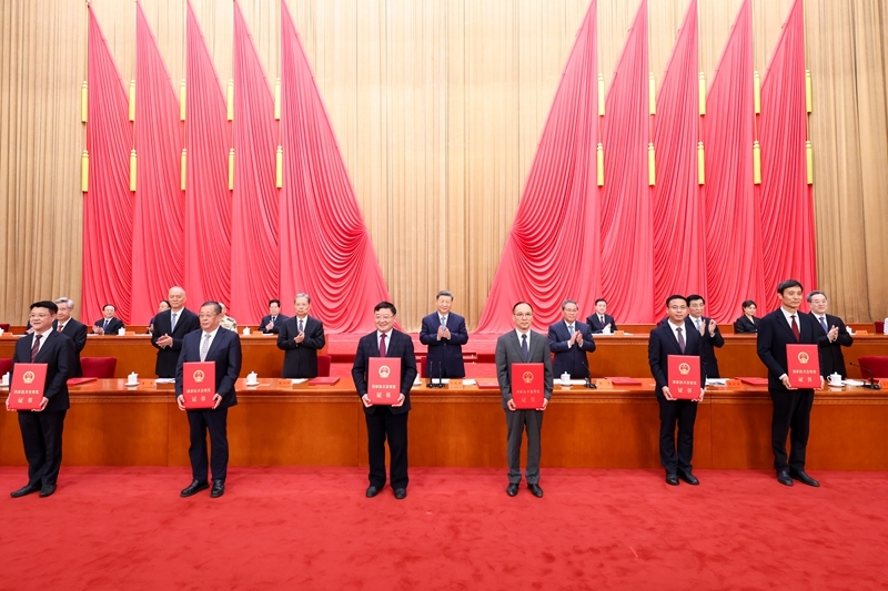7月8日上午,国家科学技术奖励大会、中国科学院第二十二次院士大会和中国工程院第十八次院士大会、中国科学技术协会第十一次全国代表大会在北京人民大会堂隆重召开。这是习近平等党和国家领导人同两位最高奖获得者一道,为获得国家自然科学奖、国家技术发明奖、国家科学技术进步奖和中华人民共和国国际科学技术合作奖的代表颁发证书。图片来源:新华网 7月8日上午,国家科学技术奖励大会、中国科学院第二十二次院士大会和中国工程院第十八次院士大会、中国科学技术协会第十一次全国代表大会在北京人民大会堂隆重召开。这是习近平等党和国家领导人同两位最高奖获得者一道,为获得国家自然科学奖、国家技术发明奖、国家科学技术进步奖和中华人民共和国国际科学技术合作奖的代表颁发证书。图片来源:新华网