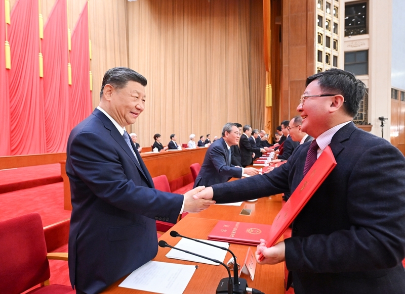 7月8日上午,国家科学技术奖励大会、中国科学院第二十二次院士大会和中国工程院第十八次院士大会、中国科学技术协会第十一次全国代表大会在北京人民大会堂隆重召开。这是习近平等党和国家领导人同两位最高奖获得者一道,为获得国家自然科学奖、国家技术发明奖、国家科学技术进步奖和中华人民共和国国际科学技术合作奖的代表颁发证书。图片来源:新华网 7月8日上午,国家科学技术奖励大会、中国科学院第二十二次院士大会和中国工程院第十八次院士大会、中国科学技术协会第十一次全国代表大会在北京人民大会堂隆重召开。这是习近平等党和国家领导人同两位最高奖获得者一道,为获得国家自然科学奖、国家技术发明奖、国家科学技术进步奖和中华人民共和国国际科学技术合作奖的代表颁发证书。图片来源:新华网