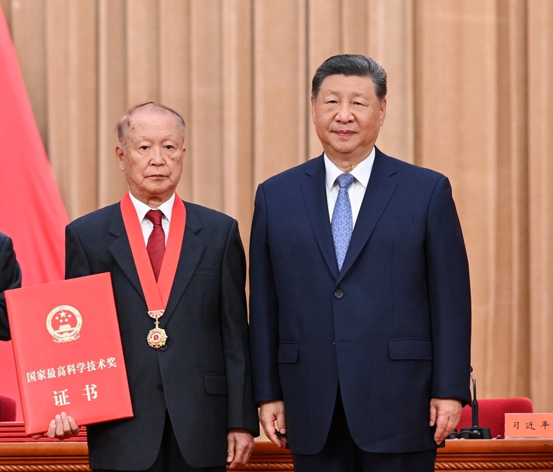 7月8日上午,国家科学技术奖励大会、中国科学院第二十二次院士大会和中国工程院第十八次院士大会、中国科学技术协会第十一次全国代表大会在北京人民大会堂隆重召开。中共中央总书记、国家主席、中央军委主席习近平向获得2025年度国家最高科学技术奖的中国电子科技集团第十四研究所贲德院士颁奖。图片来源:新华网 7月8日上午,国家科学技术奖励大会、中国科学院第二十二次院士大会和中国工程院第十八次院士大会、中国科学技术协会第十一次全国代表大会在北京人民大会堂隆重召开。中共中央总书记、国家主席、中央军委主席习近平向获得2025年度国家最高科学技术奖的中国电子科技集团第十四研究所贲德院士颁奖。图片来源:新华网