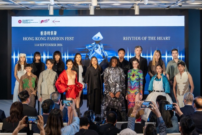 八项旗舰节目代表设计师携模特亮相发布会。 八项旗舰节目代表设计师携模特亮相发布会。